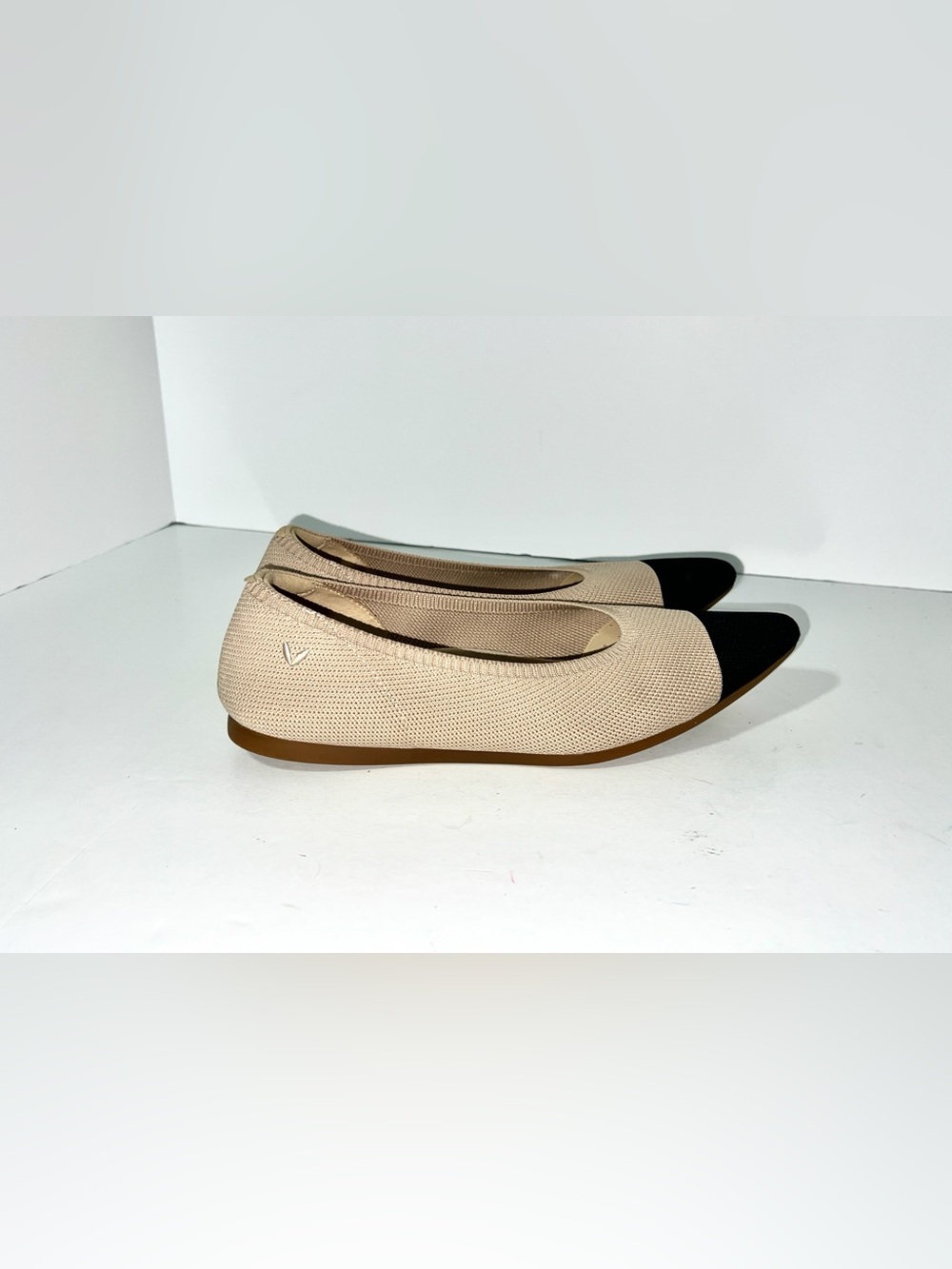 VIVAIA Knit Ballet Flats Two-Tone Beige Black Pointed Cap Toe Shoes Sz 39( 8.5)